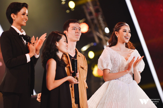 Bé Bôm khoác vai Công Phượng và những hình ảnh cảm động nhất đêm Gala WeChoice Awards 2017